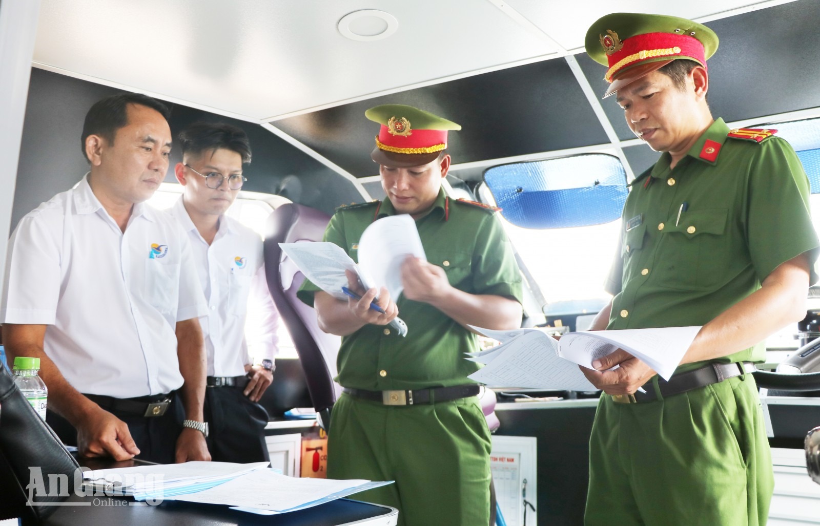 Kiểm tra an toàn tàu, thuyền phục vụ Lễ hội Nguyễn Trung Trực
