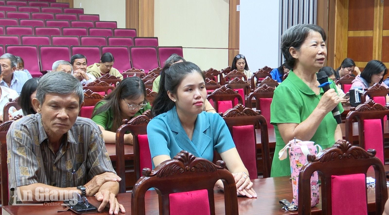 Người dân Long Xuyên kiến nghị về môi trường, trật tự đô thị và việc làm Người dân phát biểu ý kiến