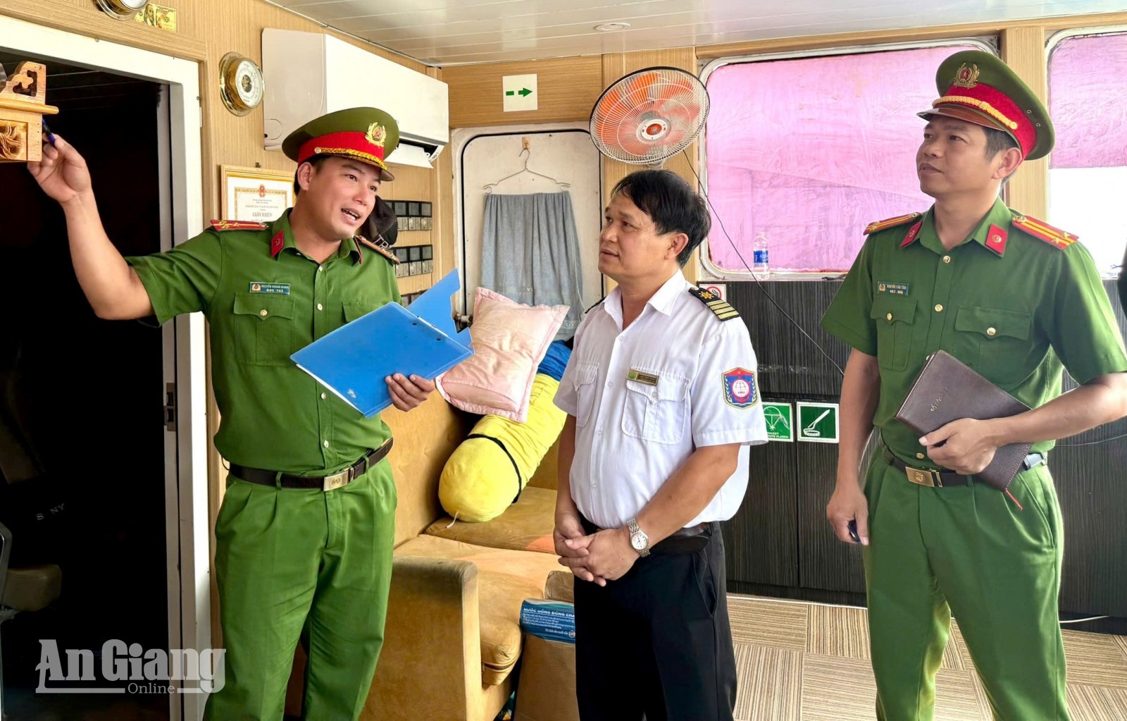 Kiểm tra an toàn tàu, thuyền phục vụ Lễ hội Nguyễn Trung Trực