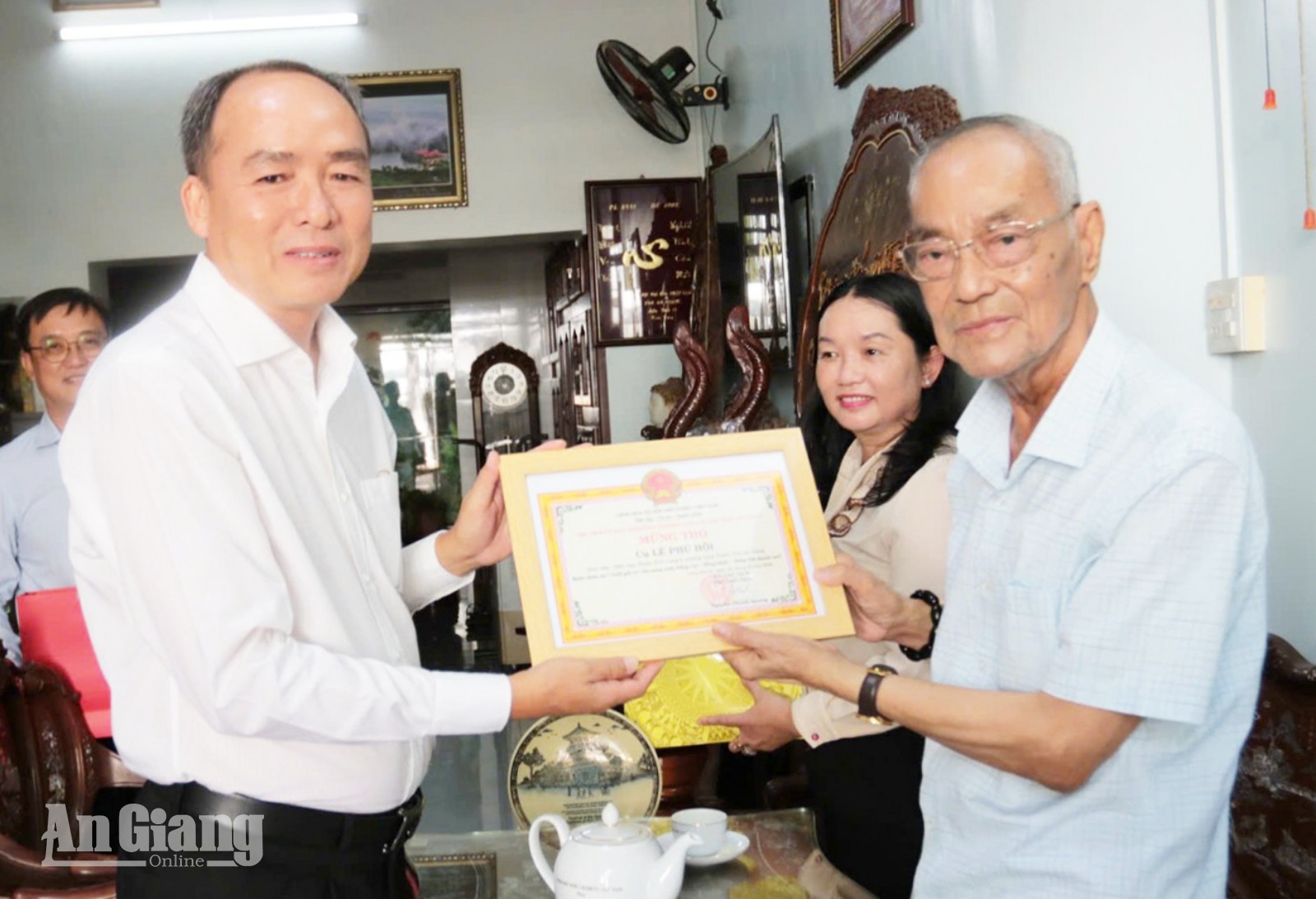 Long Xuyên thăm, chúc thọ, mừng thọ hơn 2.100 người cao tuổi Bí thư Đảng ủy, Chủ tịch HĐND phường Long Xuyên Lâm Quang Thi thăm, mừng thọ ông Lê Phú Hội