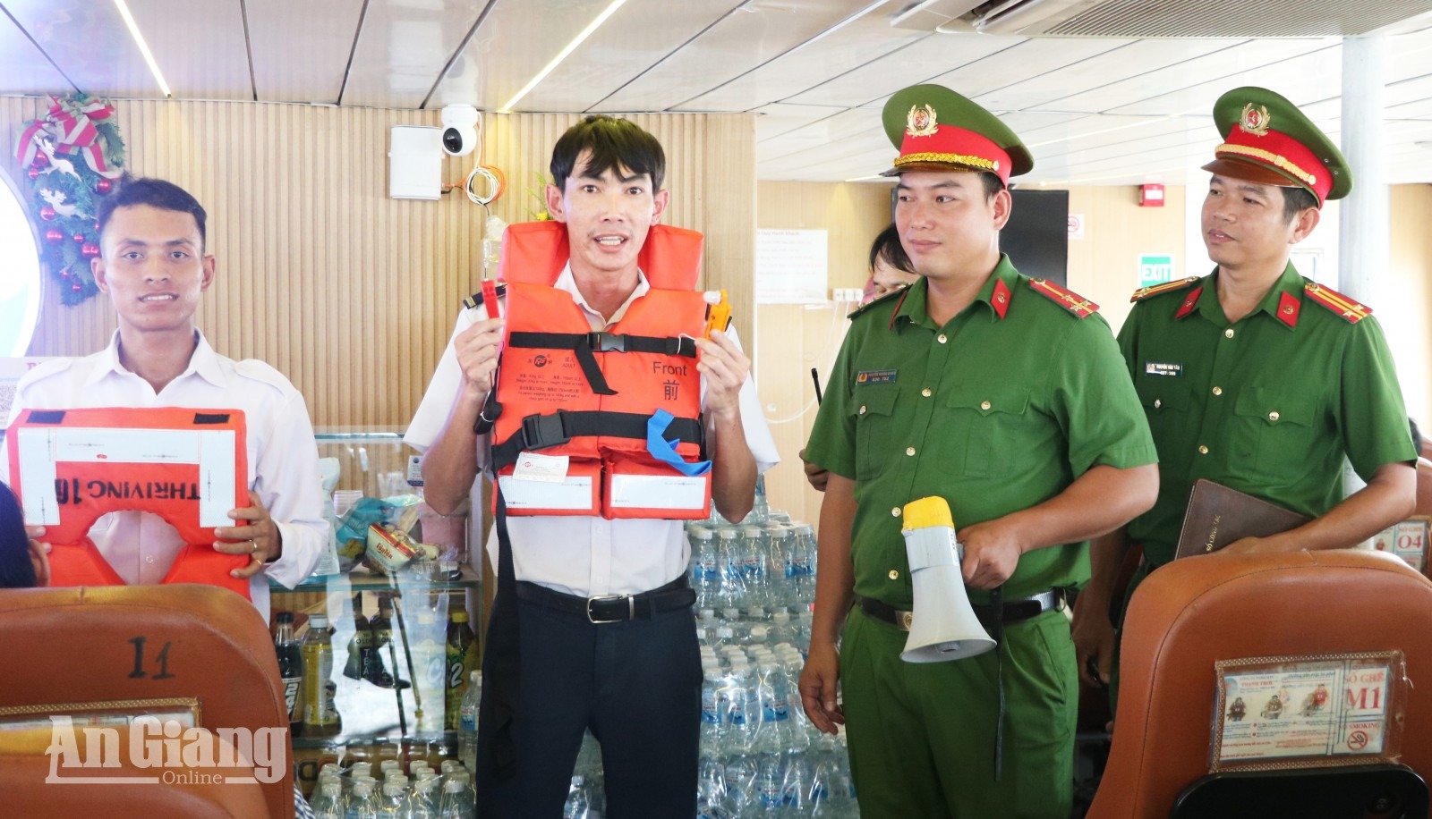 Kiểm tra an toàn tàu, thuyền phục vụ Lễ hội Nguyễn Trung Trực