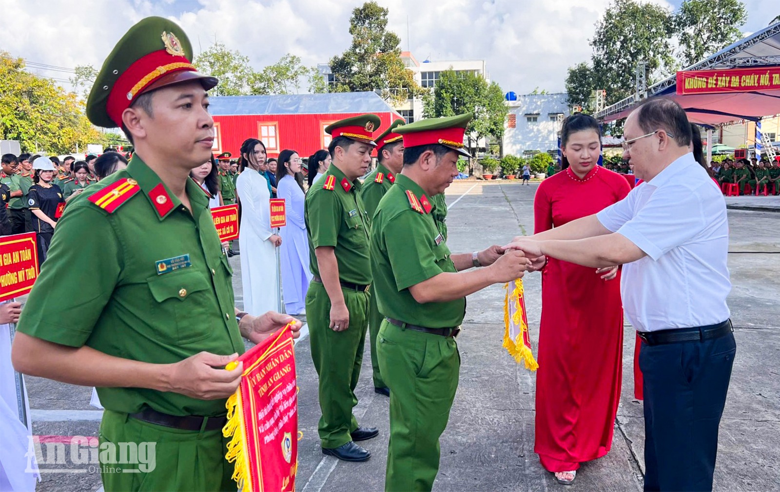 Phó Chủ tịch Thường trực UBND tỉnh An Giang, Nguyễn Thanh Phong tặng hoa chúc mừng các đội tham dự