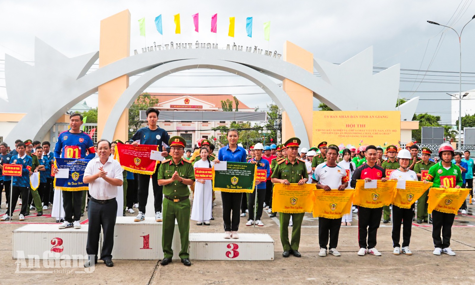 Phó Chủ tịch Thường trực UBND tỉnh An Giang Nguyễn Thanh Phong, Trưởng Ban tổ chức Hội thi; Đại tá Huỳnh Thanh Lâm, Phó Giám đốc Công an tỉnh An Giang trao giải toàn đoàn cho các đội