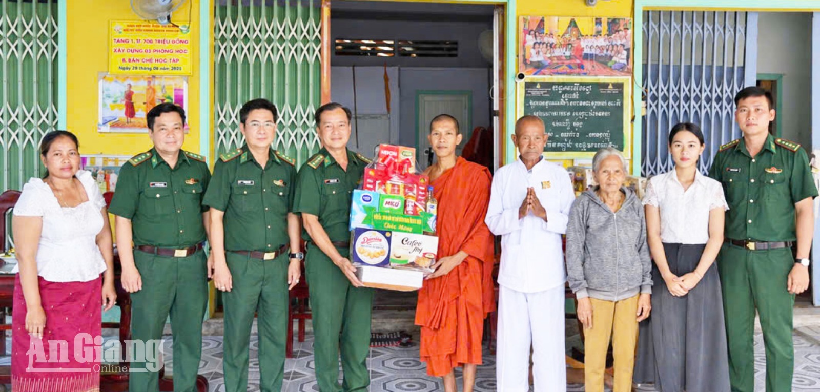 Bộ đội Biên phòng tỉnh An Giang trao 23 phần quà nhân lễ Sen Dolta