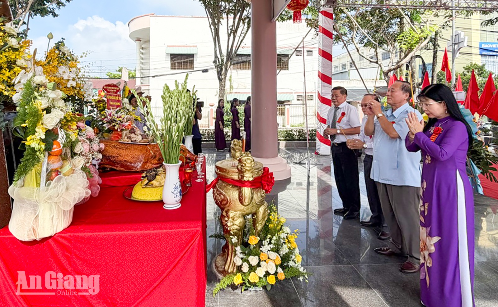 Dâng hương tưởng niệm Anh hùng Lực lượng vũ trang nhân dân Mai Thị Nương