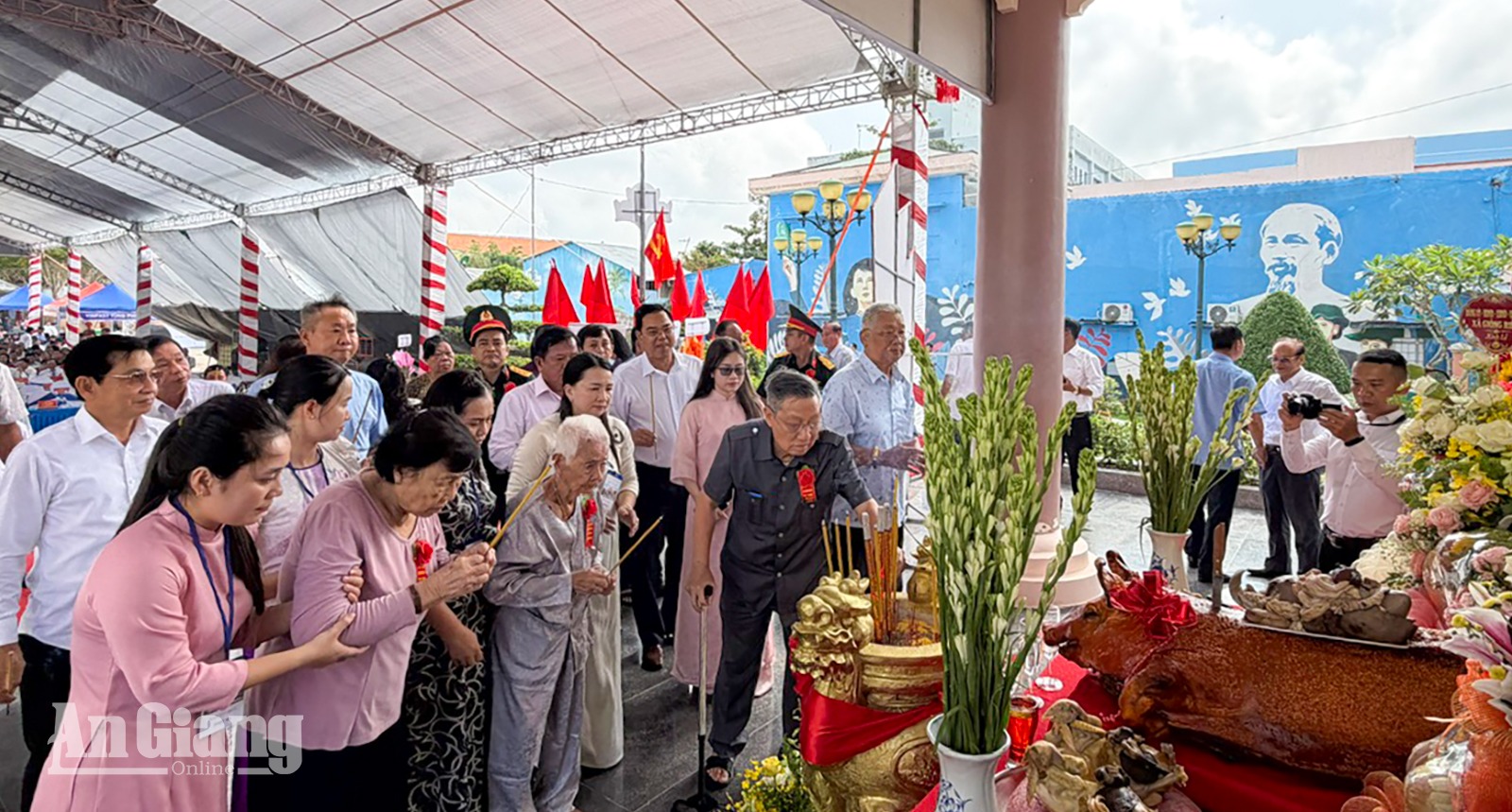 Dâng hương tưởng niệm Anh hùng Lực lượng vũ trang nhân dân Mai Thị Nương