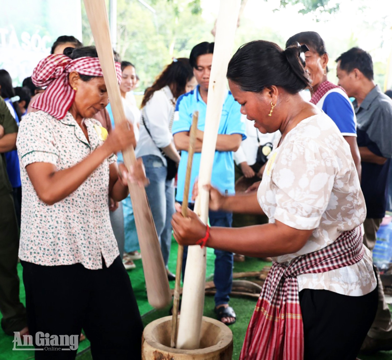 Ô Lâm tổ chức hội thi giã cốm dẹp, lan tỏa văn hóa Khmer