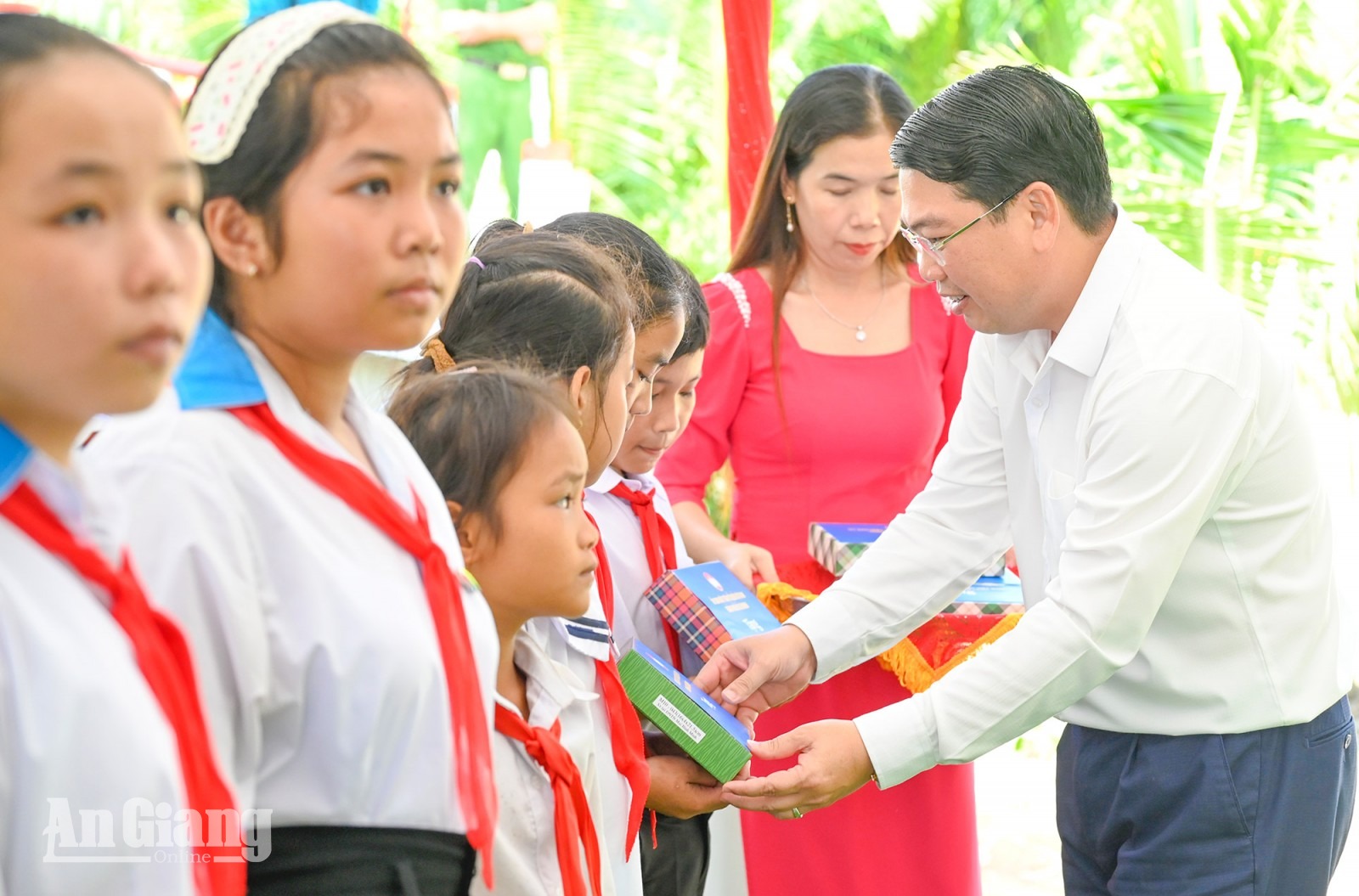 Đại tướng Lê Hồng Anh dự lễ khánh thành cầu nông thôn xã Vĩnh Bình