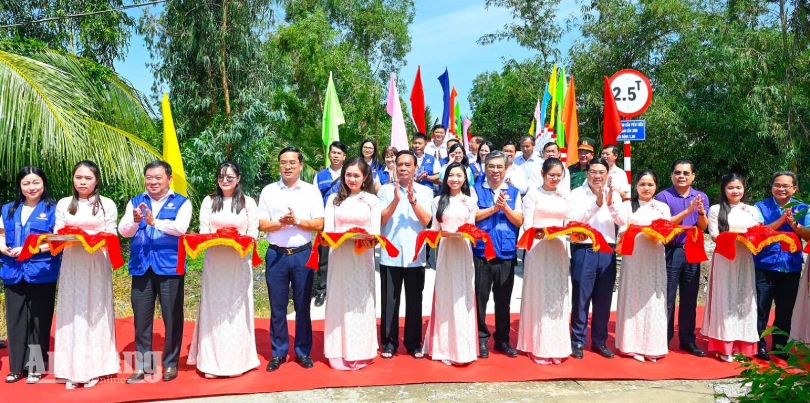 Đại tướng Lê Hồng Anh dự lễ khánh thành cầu nông thôn xã Vĩnh Bình