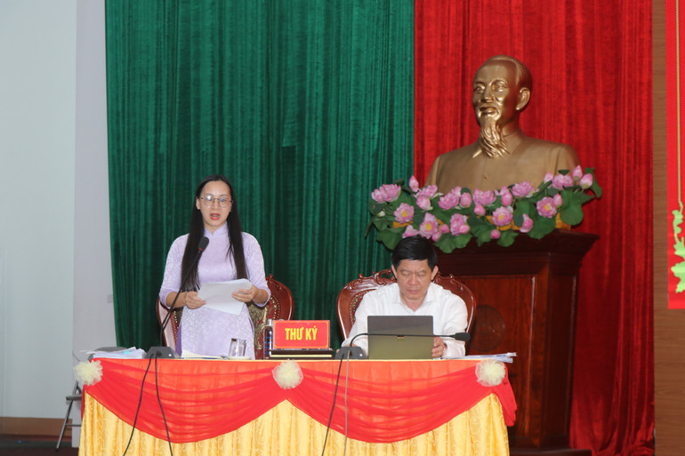 Thư ký trình bày dự thảo các nghị quyết tại kỳ họp. img-9325.jpg