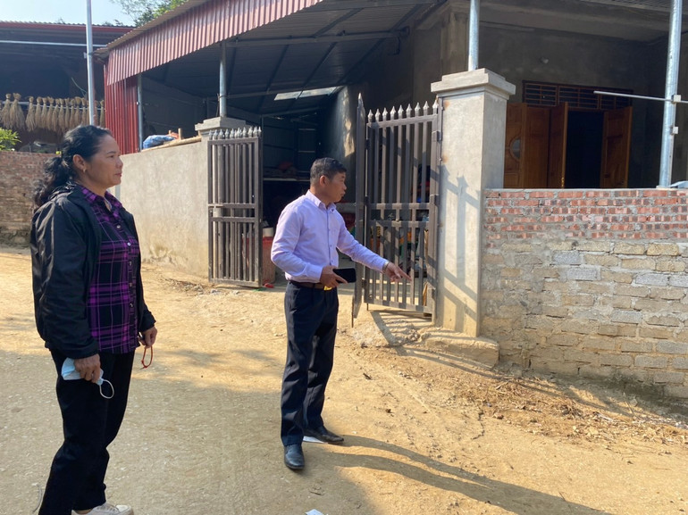 Đồng chí Hà Đức Định, Chủ tịch Hội Cựu chiến binh xã Nông Thượng, đảng viên Chi bộ Khuổi Chang, thuộc Đảng bộ xã Nông Thượng đã hiến hơn 100m2 đất cho thôn mở rộng đường để Nhân dân đi lại dễ dàng. cong-cu-phan-dat-dc-dinh-da-hien-cho-thon.jpg