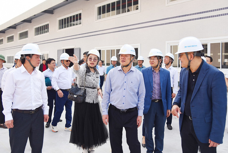 Đồng chí Hoàng Duy Chinh, Bí thư Tỉnh ủy (người thứ 3, từ trái qua phải) thị sát tiến độ xây dựng Nhà máy sản xuất, gia công giày, dép, đế giày xuất khẩu Bắc Kạn tại CNN Huyền Tụng (TP. Bắc Kạn). (Ảnh tư liệu) t4-chinh.jpg