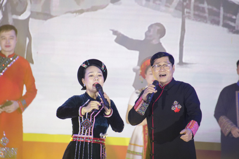 NSND Xuân Ái và Ca sĩ Hoài Thu trong tiết mục hát múa img-0276.jpg