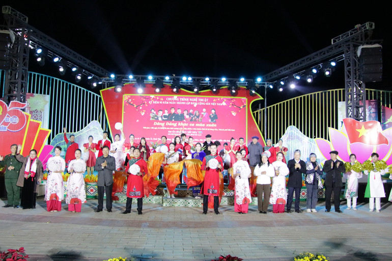 Các đồng chí lãnh đạo tỉnh tặng hoa chúc mừng nghệ sĩ, diễn viên. img-0452.jpg