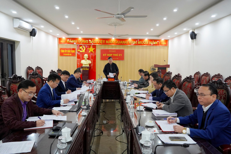 Các đại biểu thảo luận tại Kỳ họp. dsc5999.jpg