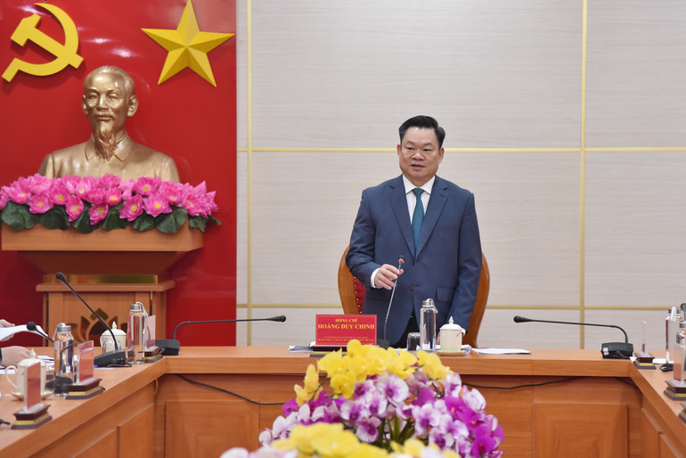 Đồng chí Hoàng Duy Chinh, Ủy viên Ban Chấp hành Trung ương Đảng, Bí thư Tỉnh ủy, Trưởng đoàn ĐBQH tỉnh quán triệt nội dung hội nghị. nik-7880.jpg