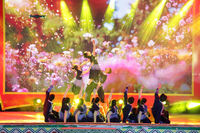 Múa dân tộc Mông img-0395.jpg