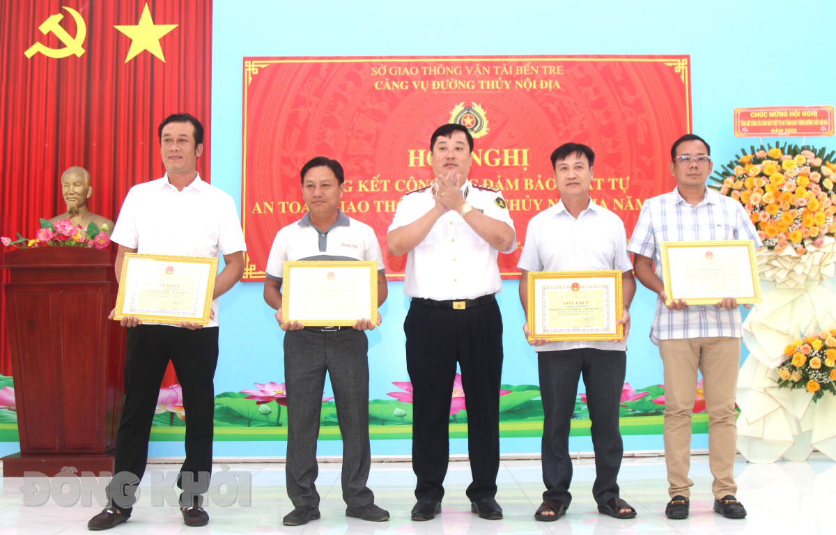 Chi bộ Cảng vụ Đường thủy nội địa Bến Tre nhiều năm liền hoàn thành xuất sắc nhiệm vụ
