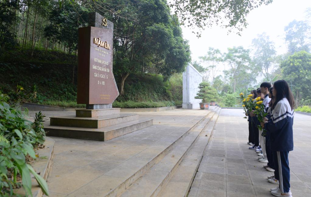 Học sinh Trường THPT Chuyên tổ chức hoạt động về nguồn tại Khu di tích lịch sử Nặm Lìn, xóm Hào Lịch, xã Hoàng Tung (Hòa An).