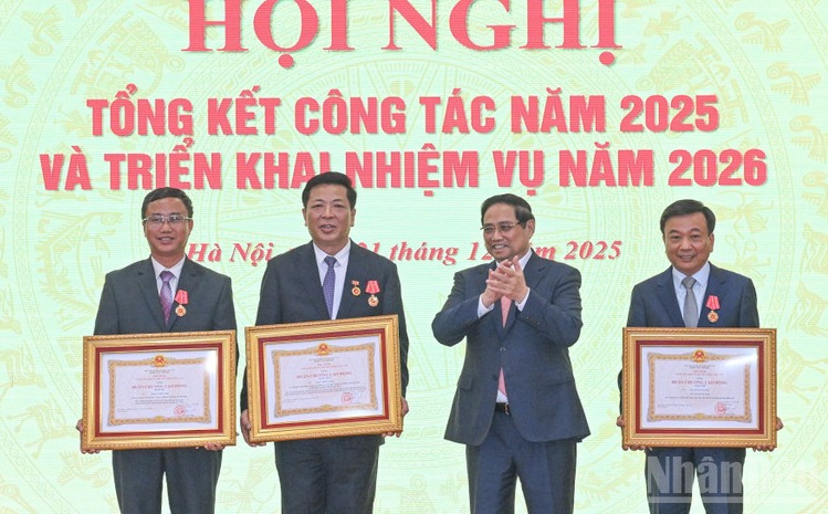 Thủ tướng Ch&iacute;nh phủ trao Hu&acirc;n chương Lao động tặng c&aacute;c l&atilde;nh đạo Bộ X&acirc;y dựng. Ảnh: Nh&acirc;n d&acirc;n