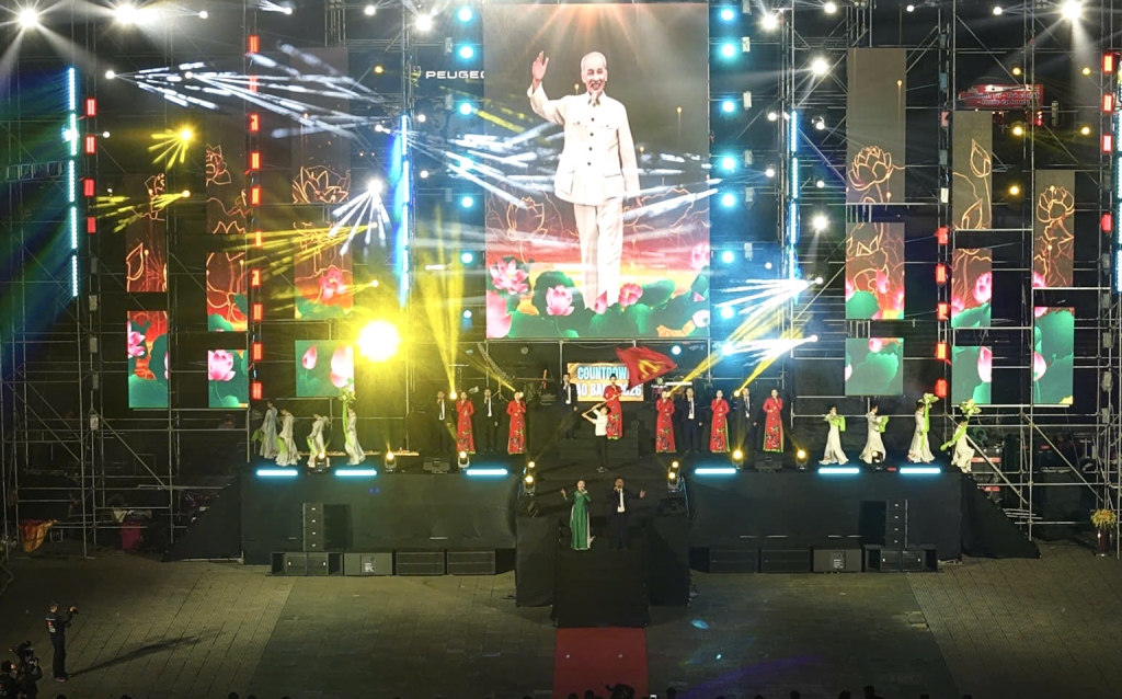 Chương tr&igrave;nh nghệ thuật hấp dẫn được đầu tư d&agrave;n dựng c&ocirc;ng phu.