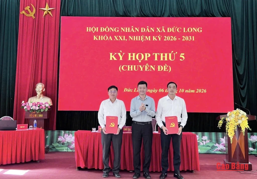 Phó trưởng Ban Thường trực Ban Tổ chức Tỉnh ủy Trịnh Sỹ Tài trao quyết định bổ nhiệm, luân chuyển cho đồng chí Nông Văn Lương và Vũ Đức Thiện.