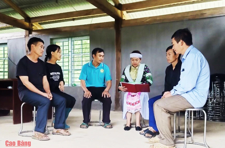 Cán bộ xã Ca Thành tuyên truyền, vận động người dân chấp hành tốt các chủ trương của Đảng, chính sách, pháp luật của Nhà nước.