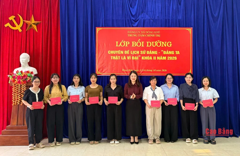 Lãnh đạo Đảng ủy xã Đông Khê trao giấy chứng nhận cho học viên.