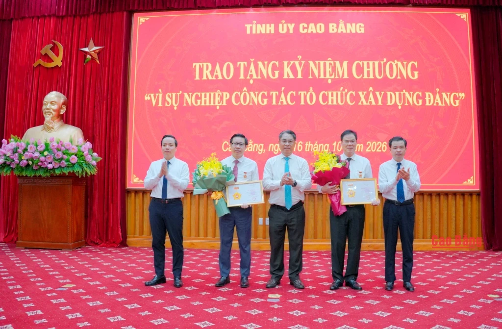 Các đồng chí Thường trực Tỉnh ủy trao tặng Kỷ niệm chương “Vì sự nghiệp công tác tổ chức xây dựng Đảng” cho 2 đồng chí tại hội nghị.