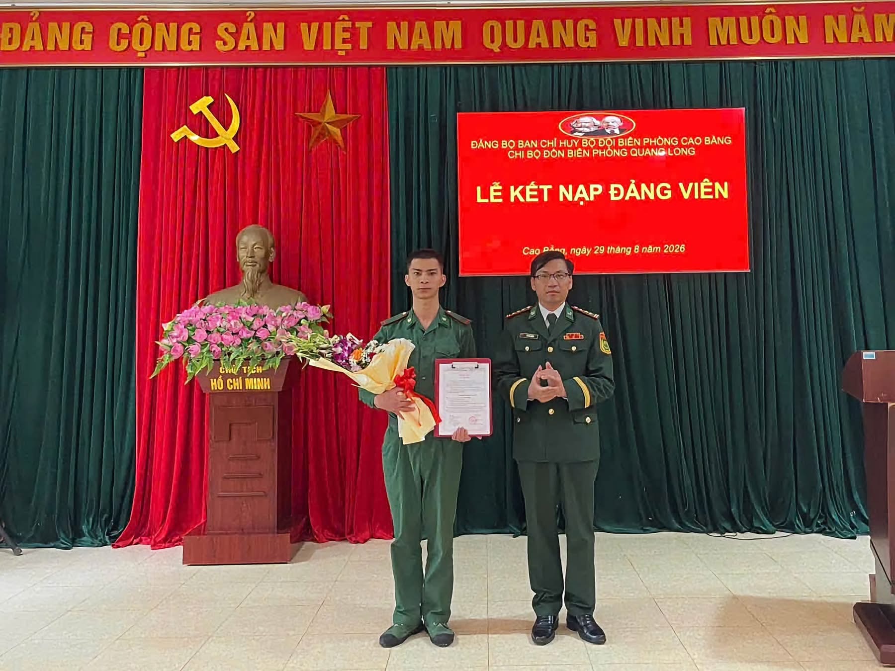 Đại diện cấp ủy trao quyết định kết nạp Đảng cho đảng viên mới trong lực lượng Bộ đội Biên phòng tỉnh.