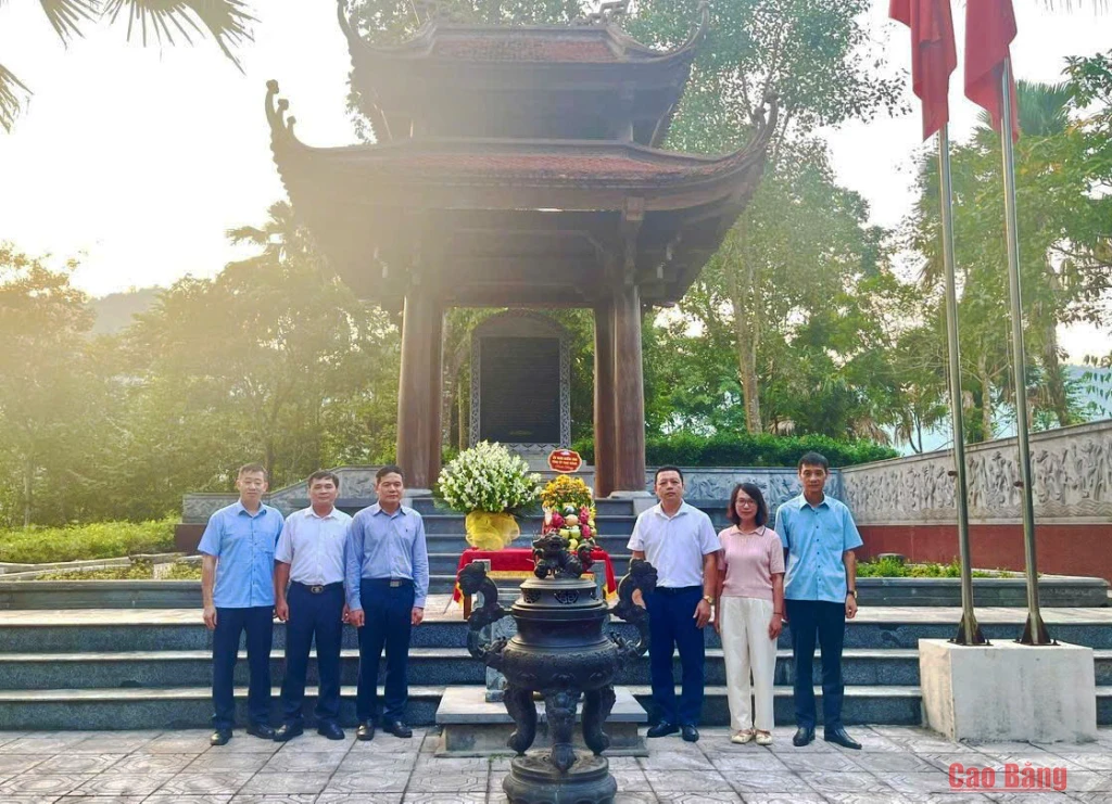 Ủy ban Kiểm tra Tỉnh ủy tổ chức lễ dâng hương, dâng hoa tại Khu di tích nhà bia ngành kiểm tra Đảng tại Khu di tích lịch sử Quốc gia đặc biệt ATK Định Hóa, tỉnh Thái Nguyên.