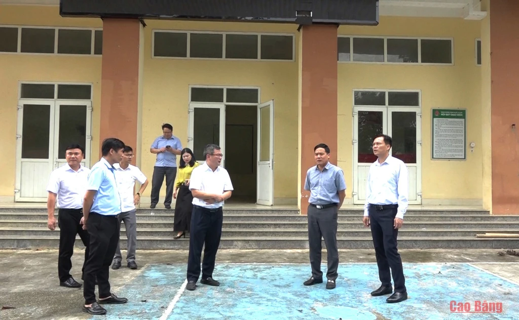 Ủy ban Kiểm tra Tỉnh ủy giám sát việc thực hiện các quy định về quản lý đất đai, quản lý tài sản công và sắp xếp trụ sở các cơ quan, đơn vị sau khi thực hiện mô hình chính quyền địa phương 2 cấp tại xã Phục Hòa. Ảnh Đàm Thành