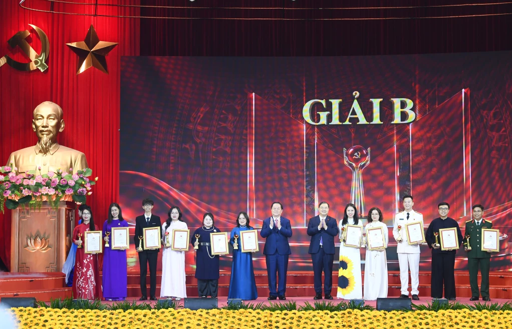 Đồng chí Tạ Hoài Phương (đứng thứ 4 từ phải sang), Trưởng Phòng Thời sự, Báo và Phát thanh, truyền hình Cao Bằng đại diện nhóm tác giả nhận giải B tại lễ trao giải.
