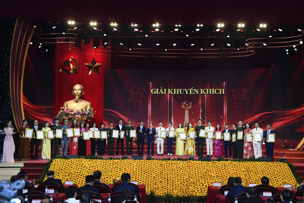 Phóng viên Nông Kim Dung (đứng thứ 10 từ trái sang), Phòng Thời sự, Báo và Phát thanh, truyền hình Cao Bằng đại diện nhóm tác giả nhận giải khuyến khích.