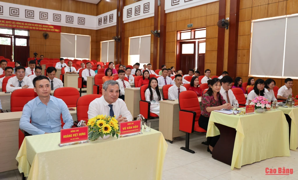  Các đại biểu và học viên dự lễ khai giảng. 