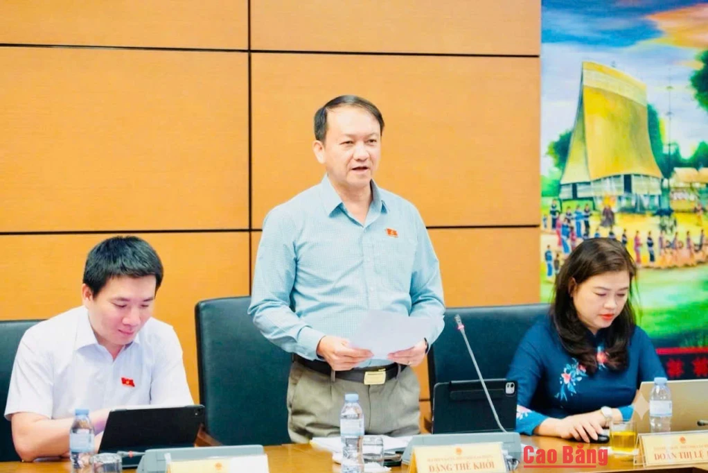 Đại biểu Sầm Minh Hồ, Phó Giám đốc Công an tỉnh phát biểu thảo luận tại tổ.