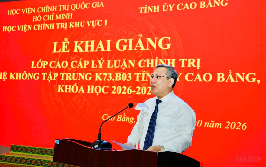 Phó Giám đốc Học viện Chính trị khu vực I Vũ Văn Hậu phát biểu tại lễ khai giảng.