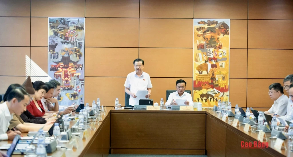Đại biểu Bế Thanh Tịnh, Phó Bí thư Thường trực Tỉnh ủy, Trưởng Đoàn đại biểu Quốc hội tỉnh chủ trì điều hành phiên thảo luận tại tổ 5.