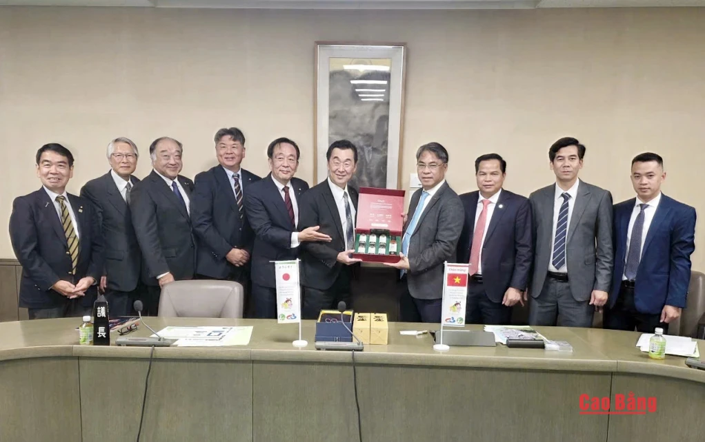 Ông Ikuo Kubota, Thị trưởng thành phố Itoigawa tặng quà lưu niệm cho đoàn công tác tỉnh Cao Bằng.