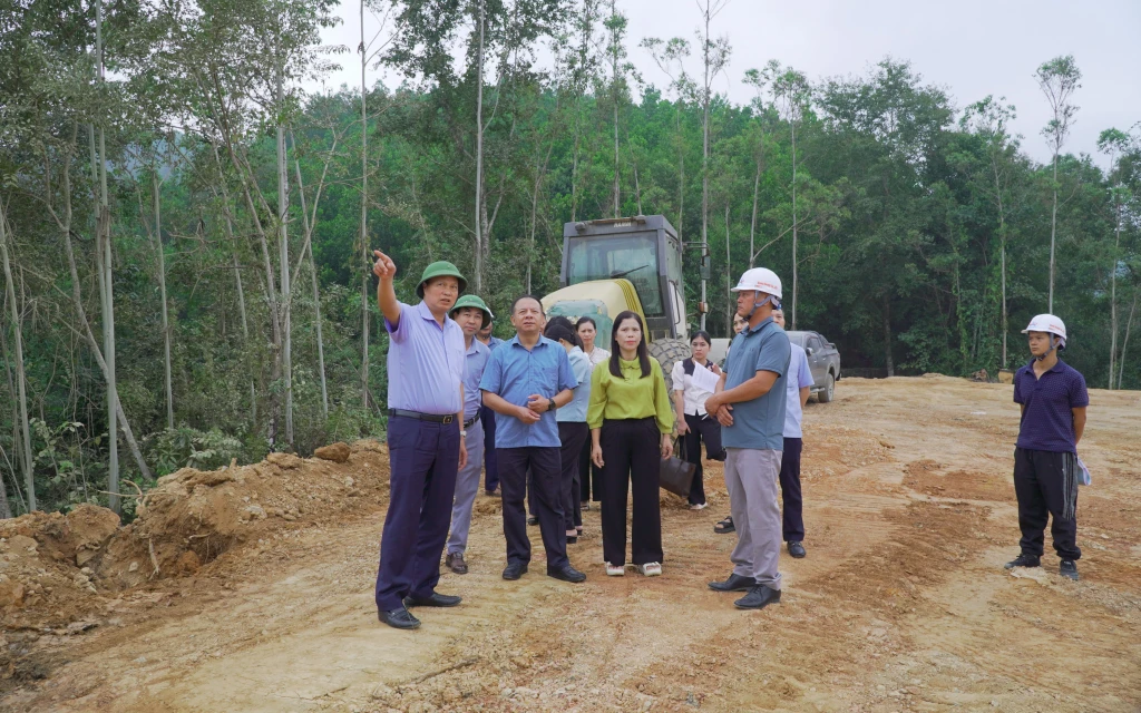 Đoàn kiểm tra thực địa Dự án bố trí ổn định dân cư vùng thiên tai cấp bách xóm Lũng Lừa, Sơn Hà, xã Thông Nông.