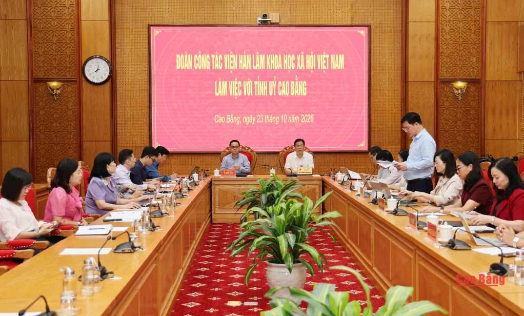 Các đại biểu dự buổi làm việc.