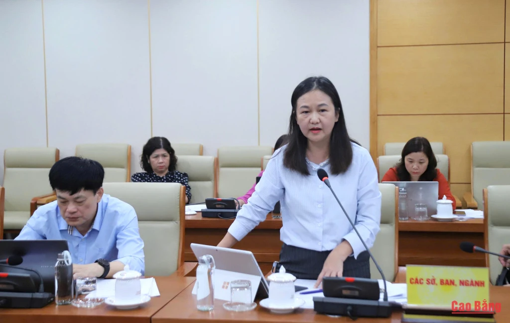 Đại biểu thảo luận và đóng góp ý kiến đối với dự thảo nghị quyết của HĐND tỉnh và dự thảo quyết định của UBND tỉnh về đặt tên đường, phố và công trình công cộng trên địa bàn tỉnh.
