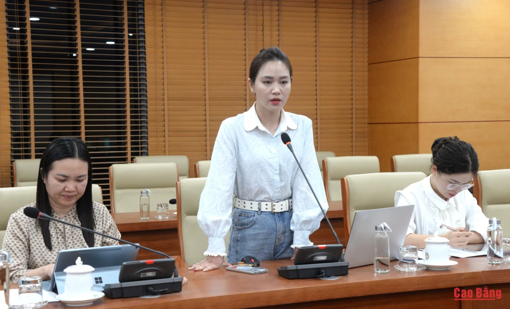 Các đại biểu trao đổi những khó khăn, vướng mắc về giải quyết thủ tục hành chính trong lĩnh vực đất đai.