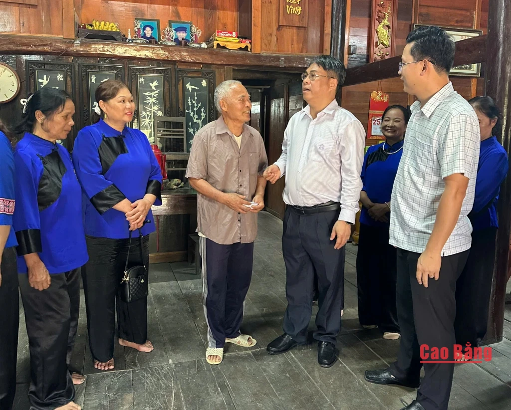 Bí thư Tỉnh ủy Phan Thăng An tham quan nhà sàn 9 gian của ông