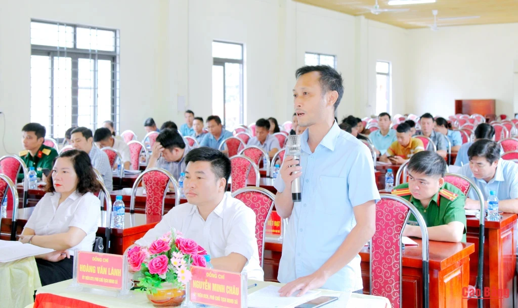 Cử tri xã Cốc Pàng phát biểu kiến nghị.