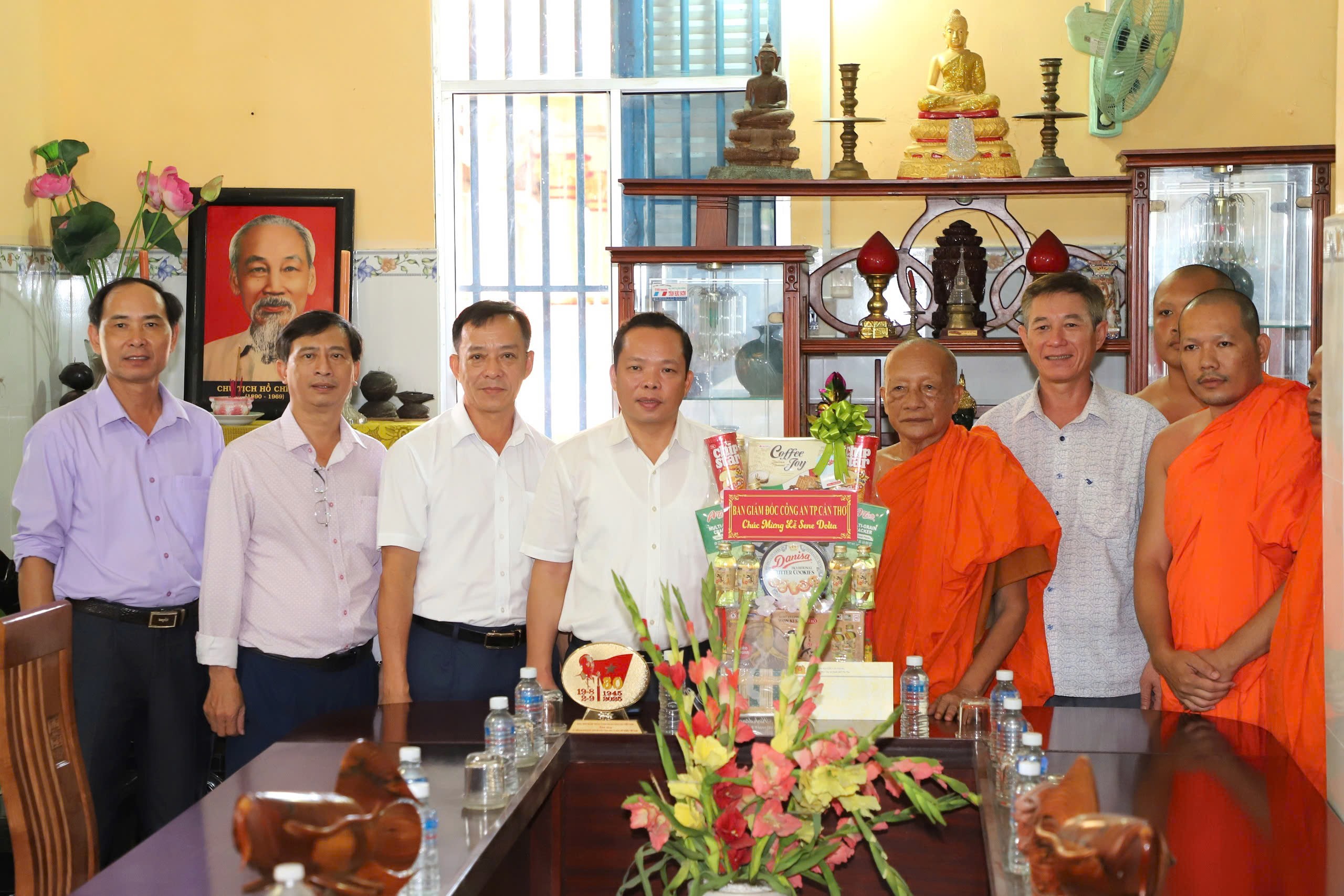 Lãnh đạo Công an thành phố thăm, tặng quà dịp Lễ Sene Dolta năm 2026 tại phường Sóc Trăng