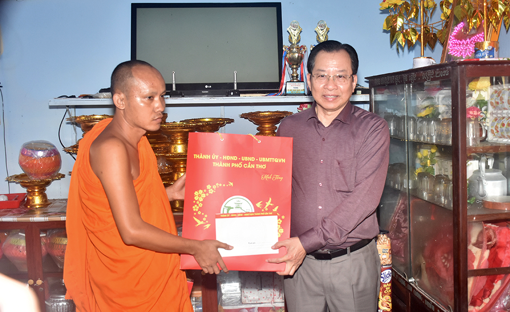 Đoàn công tác TP Cần Thơ thăm, tặng quà chùa Khmer, cán bộ nghỉ hưu nhân Lễ Sene Dolta tại xã Lâm Tân