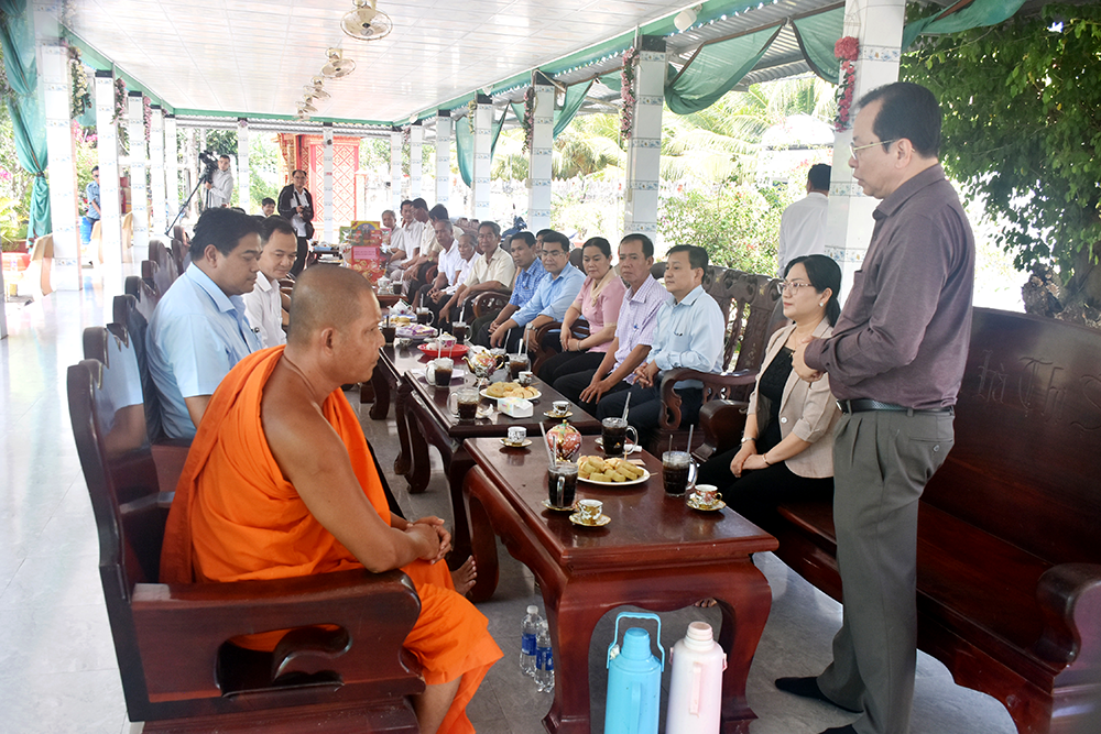 Đoàn công tác TP Cần Thơ thăm, tặng quà chùa Khmer, cán bộ nghỉ hưu nhân Lễ Sene Dolta tại xã Lâm Tân