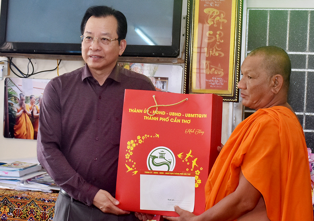 Đoàn công tác TP Cần Thơ thăm, tặng quà chùa Khmer, cán bộ nghỉ hưu nhân Lễ Sene Dolta tại xã Lâm Tân