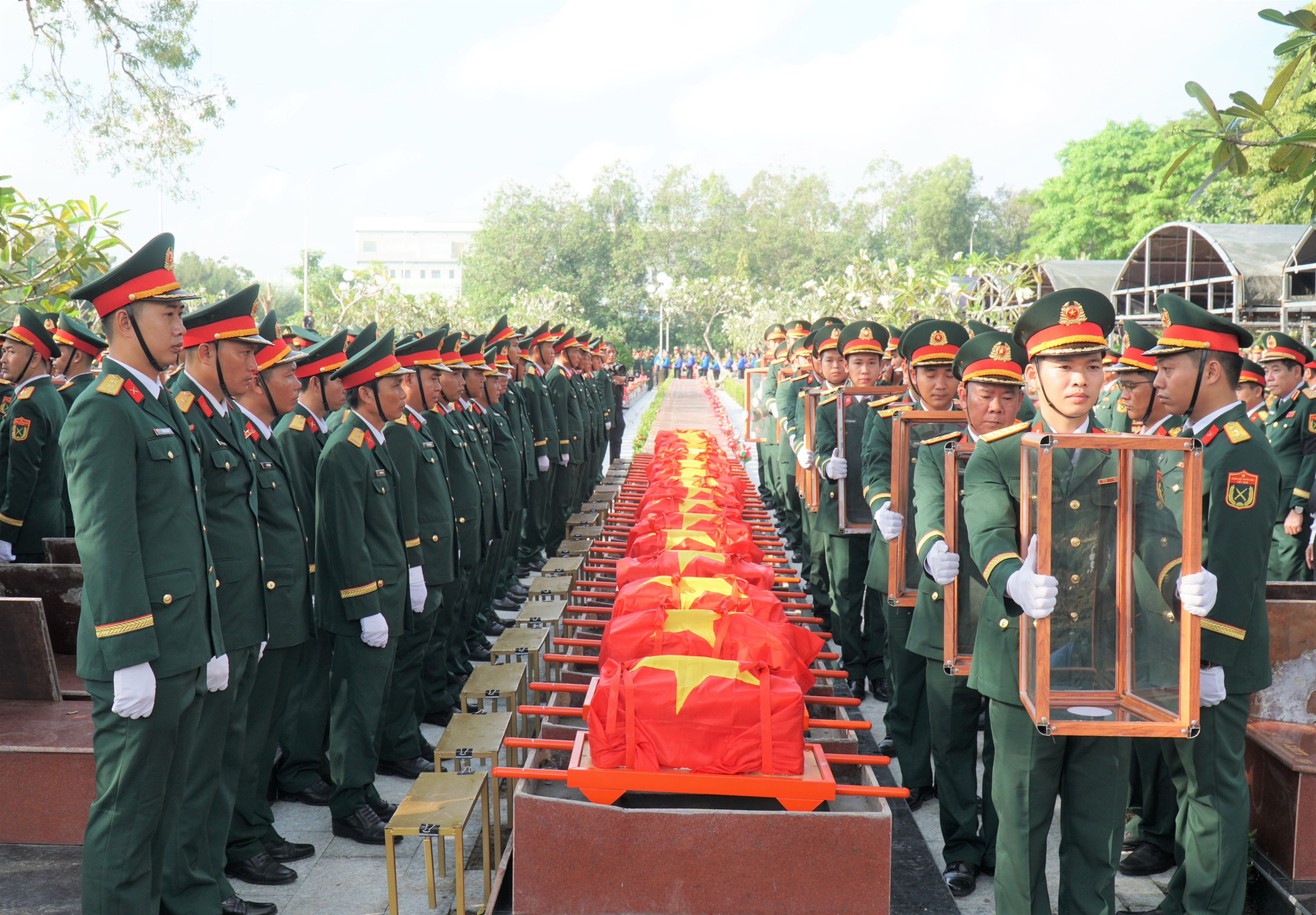 TP Cần Thơ tổ chức Lễ viếng, truy điệu và an táng 120 hài cốt liệt sĩ